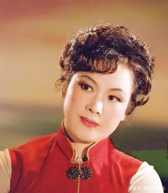 李谷一穿國風長裙上綜藝，76歲臉上未見皺紋，同框蔡明太有活力