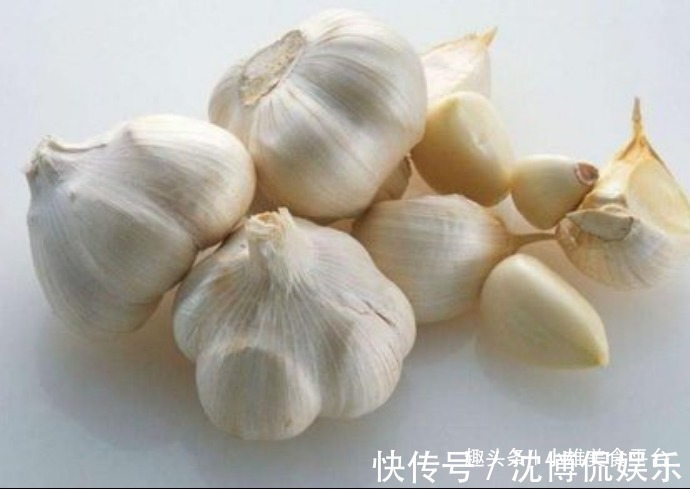 原来保存大蒜这么简单，只需撒一把，放一年也不会干瘪发芽，实用