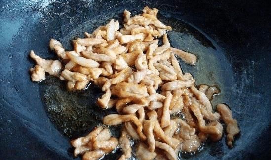 不管炒什么瘦肉，都别着急下锅炒，学会正确做法，肉软嫩不柴，香