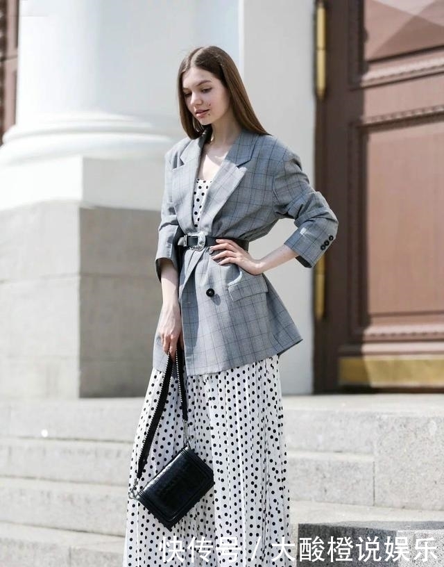 如果你今年过了50,建议别穿黑裤子!瞧瞧这几种穿搭,时髦显年轻