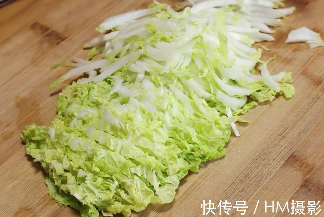 这4菜1汤已备好，荤素搭配做法简单，待客倍有面子