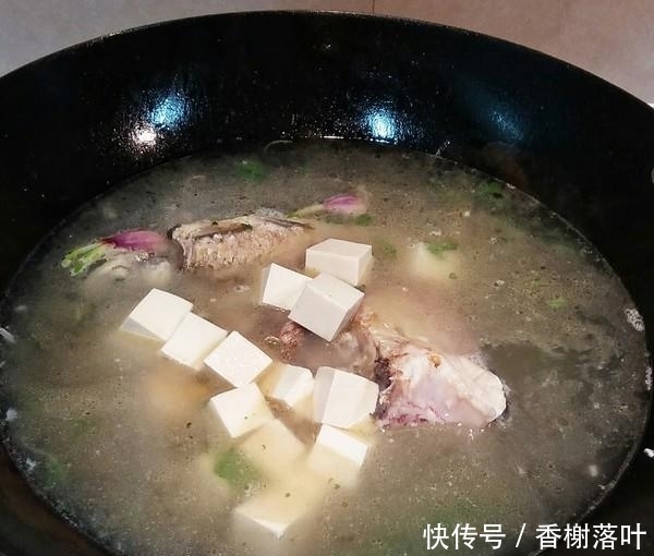 鱼头|鱼头二吃:嫩滑香甜的酱蒸大鱼头;味道鲜美的豆腐滚鱼汤;来试试