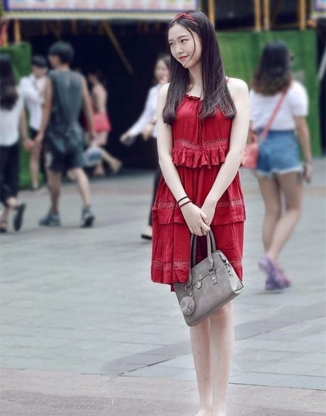 街拍:面容精致的小姐姐,白色T恤+黑白条纹短裙,身材太有料了