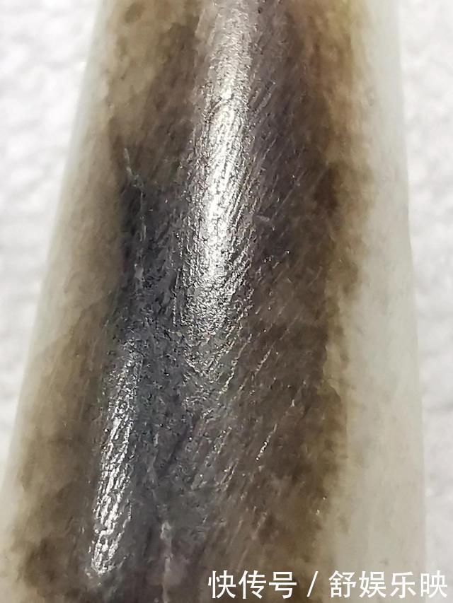 白玉黑沁双孔棱形坠子一般老化特征和老光特征,跟仿品比较