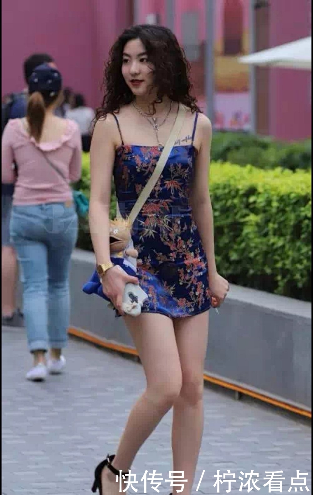 街拍:浪漫又神秘的紫色吊带旗袍,凸显高贵典雅的气质和迷人身姿