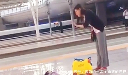 孩子|孩子撒泼不听话在地上打滚,父母可尝试教孩子情绪管理