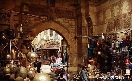 将军去世后立碑:此地无金无银,别挖!百年后盗墓贼打开当场愣住