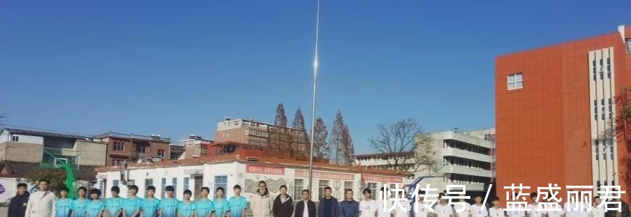 沙窝镇|新县沙窝镇初级中学与八里畈镇初级中学举行足球联谊比赛!