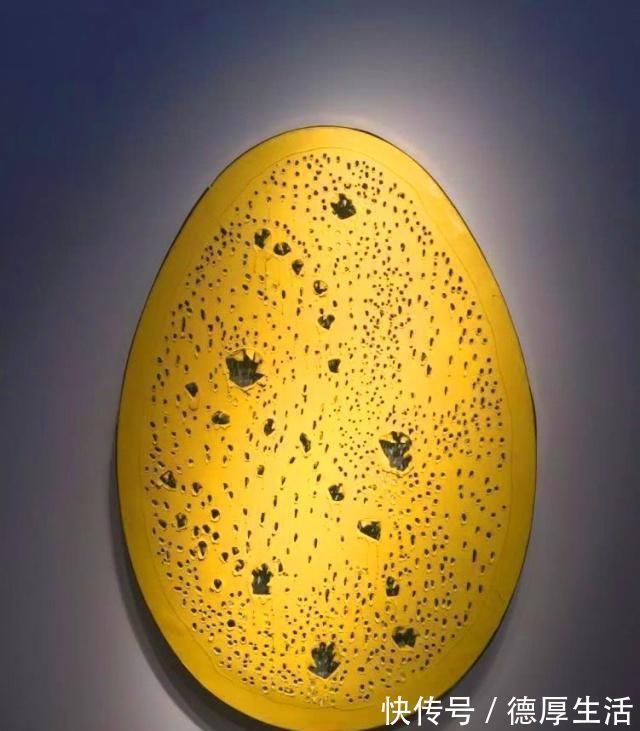 卢齐欧·封塔纳#又一个奇人他在画布上用刀戳了1000多个洞,结果卖了21亿