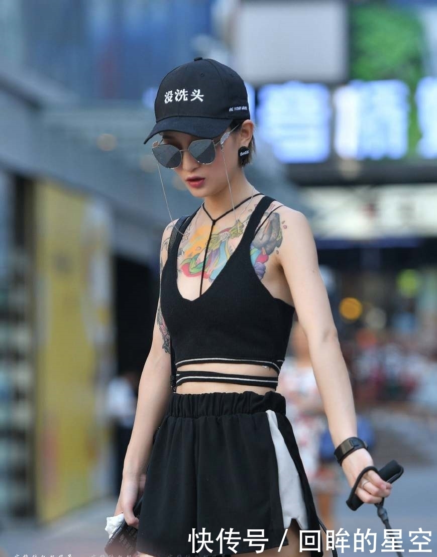 路人街拍,纹身和狗,一看就很“富有”