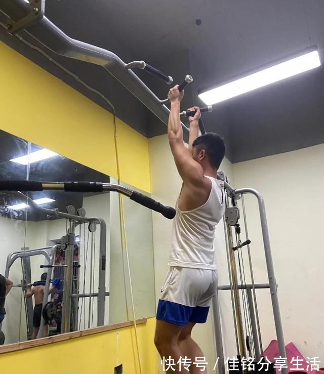 白袜|这枚00后的大1体育生有点可爱哦！