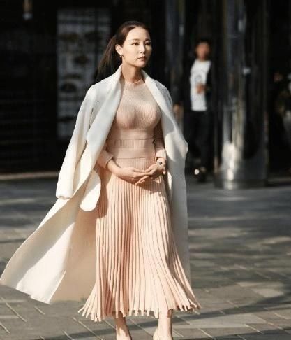 街拍身披白色大衣的霸气御姐,或许这就是韵味吧