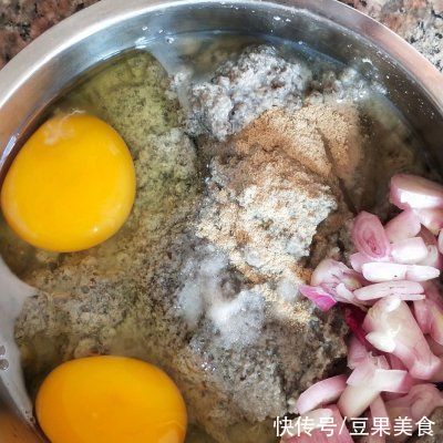 紫甘蓝丝|今晚花10分钟做好豆渣鸡蛋蔬菜饼，明天便当就吃它