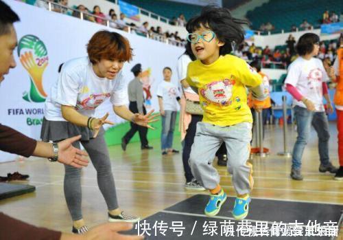 儿童|儿童标准身高体重表来了,快自查娃是否达标,偏低矮小要及时补救