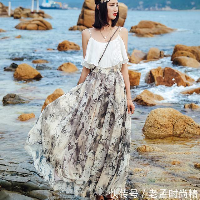 女人味 轻盈飘逸的雪纺,搭配印花而成的长款半身裙,浓浓的尽是女人味