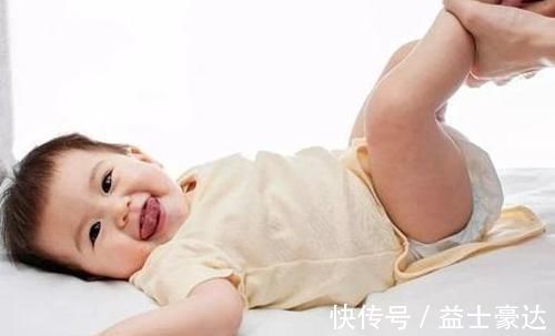 怒斥|宝宝拉臭臭,用水洗还是纸巾擦?新手妈妈这样做,医生怒斥无知!