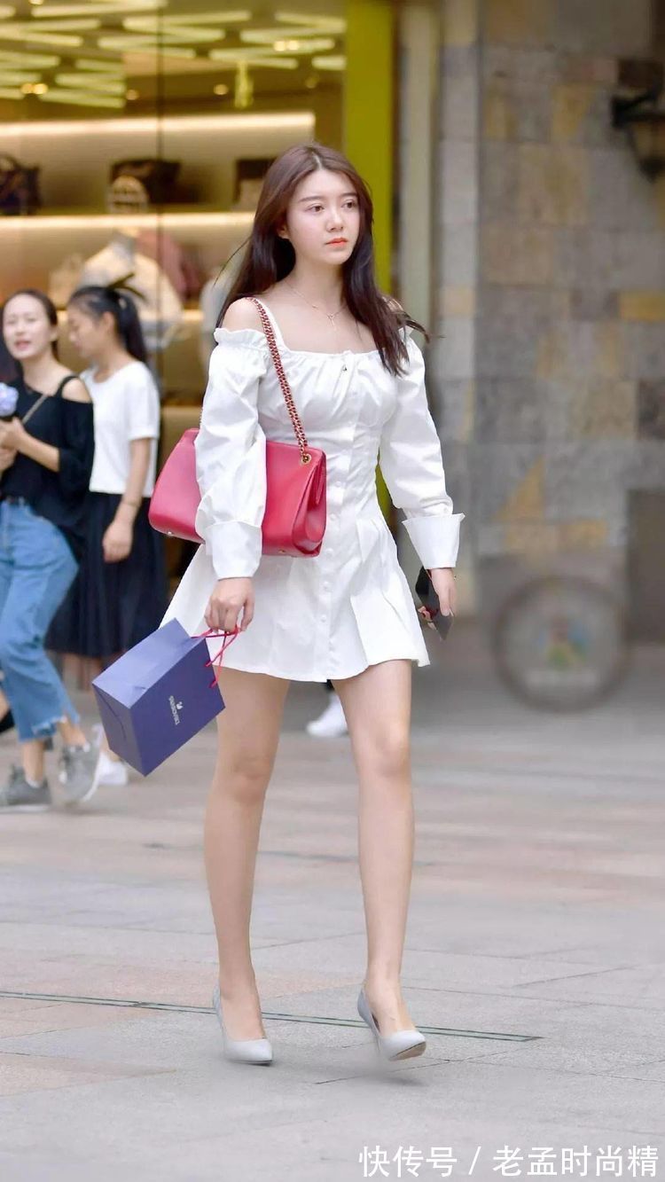 下半身|街拍美女:美女脚上穿搭一双尖头黑色高跟鞋,漆皮的材质有着十分好的质感