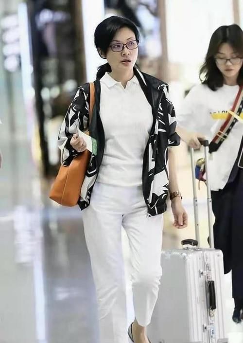 女人过50好气质得靠衣品撑！瞧主持人周涛穿搭，时髦大气显年轻