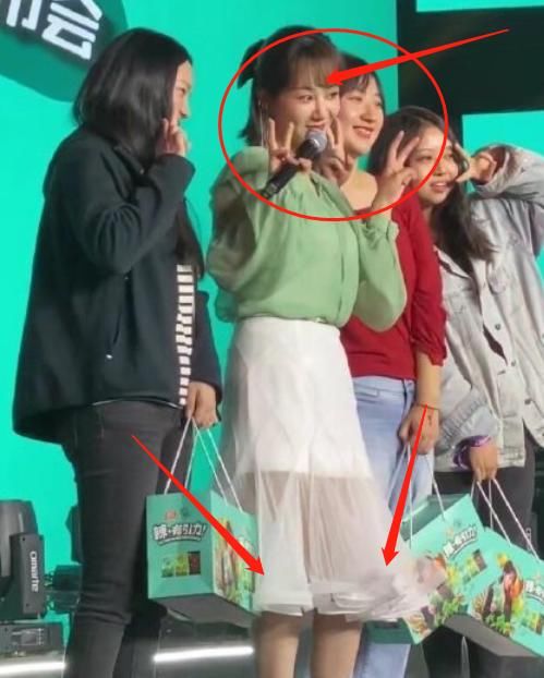 活动|杨紫新造型师不经夸，杨紫参加活动打回原形，生图状态我没看错？