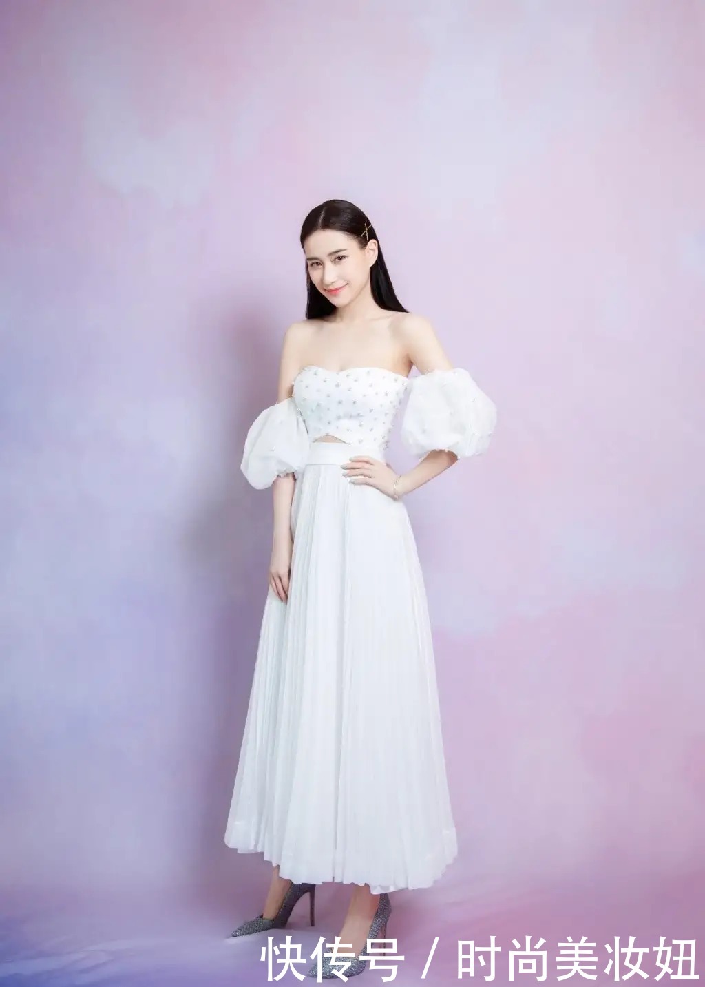 大红色|何超莲到底是豪门千金,同龄人不敢穿的红色裙,她却穿出贵妇范