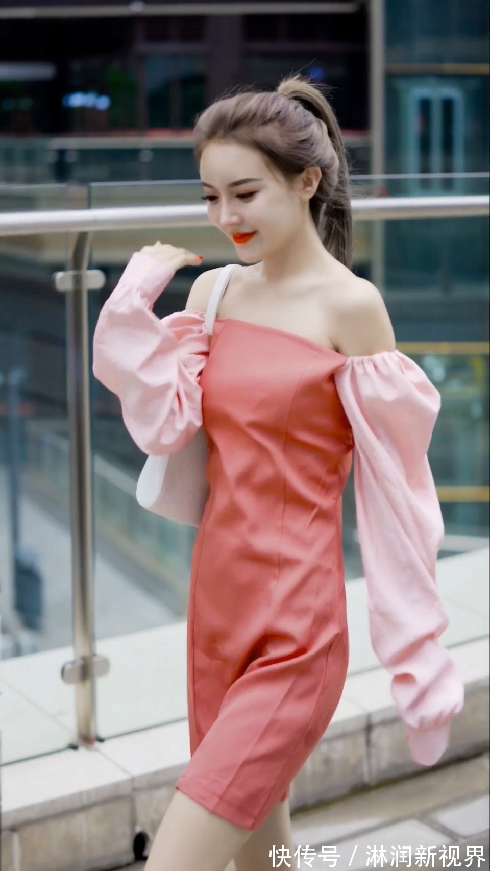 穿搭|路人街拍，小姐姐穿淡绿色的旗袍，显得风情万种
