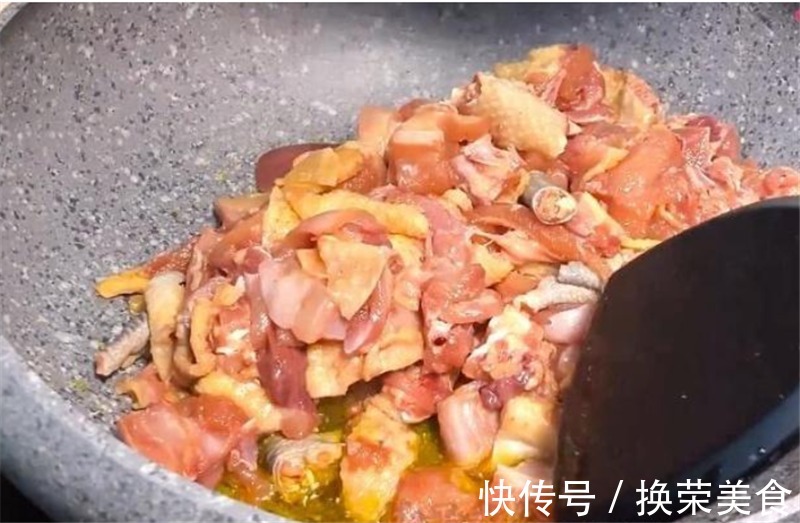 炒鸡不用去外面吃了,这样做,鲜嫩麻辣,超好吃!