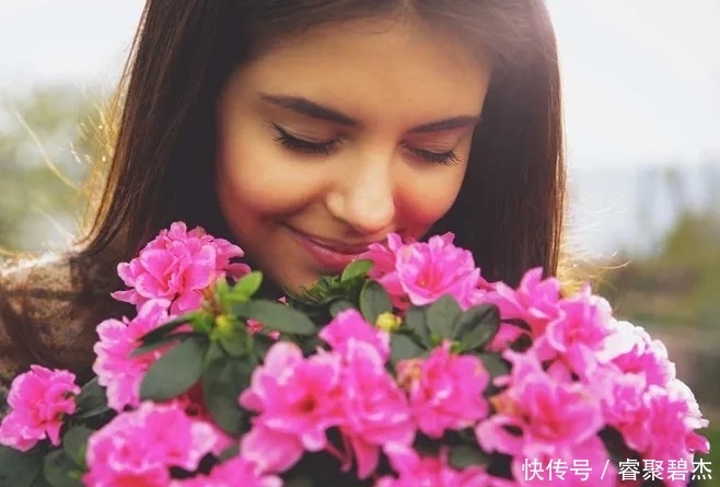 如何看待化妆品中添加的香精?它对皮肤有害吗