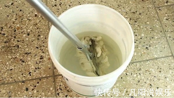 清水|拖地只用清水等于白拖，老保姆教我只滴入几滴它，地板干净明亮