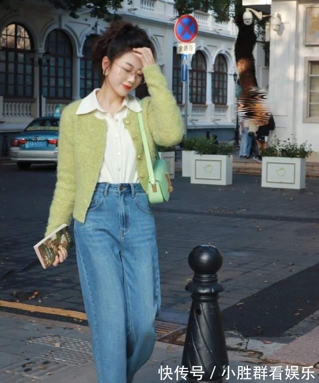 马甲 想显高显瘦不如试一下叠穿,毛衣马甲配白色衬衫和半身裙,超洋气