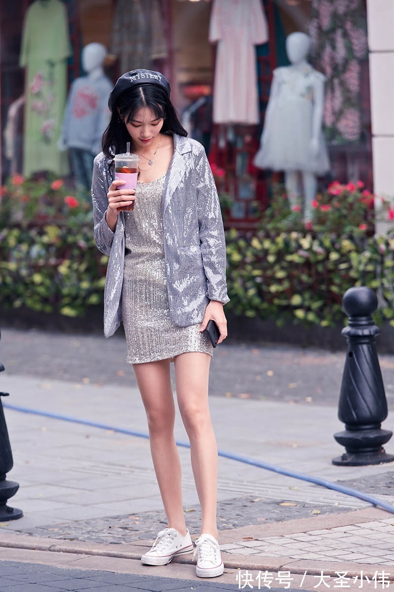 搭配|美女街拍:时尚简约风穿搭,简单的亮片西装外套+连衣裙搭配,让人眼前一亮