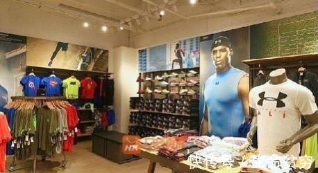 旺角 香港旺角波鞋街耐克店，200多港币一双都无人问津