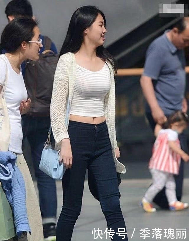 丰腴|街拍:懂穿搭娇艳的大姐姐,丰腴有致,穿出与众不同的效果!