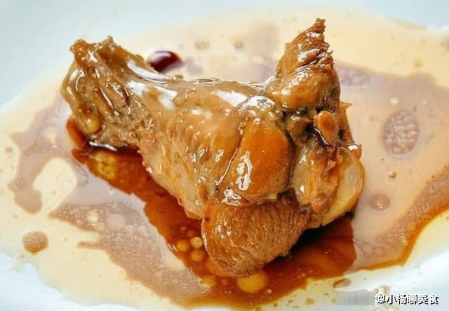 做卤鸡腿时，不要直接下锅卤，牢记两个步骤，鸡腿更香更美味