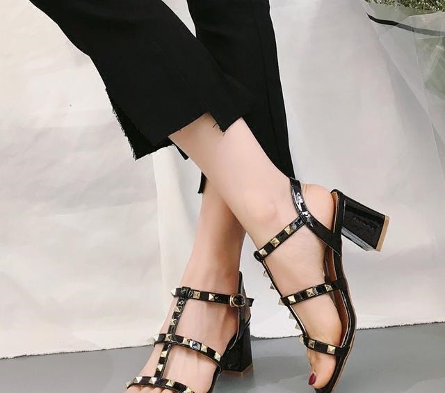 时尚 漂亮女人要懂得拒绝平庸,今年流行铆钉凉鞋,分分钟“扎”你心