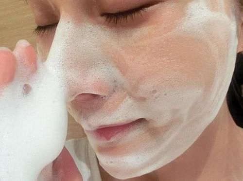 毛孔|用水打湿脸，就用洗面奶？进入“洗脸雷区”，难怪毛孔粗大