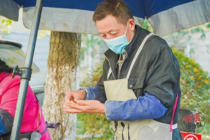 卖出|1天卖出1400个烧饼！这家“无名”烧饼摊凭什么这么火？