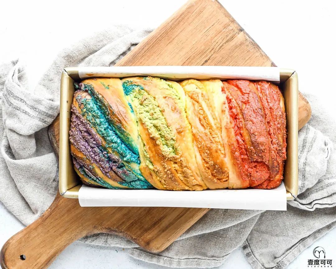 一款香草味的彩虹巴布卡,搭配榛子和白巧克力的美味组合!