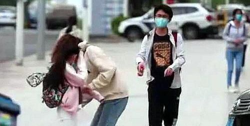 初潮|小女孩走路时来“初潮”,裤子脏了不知所措,路人的举动很暖心