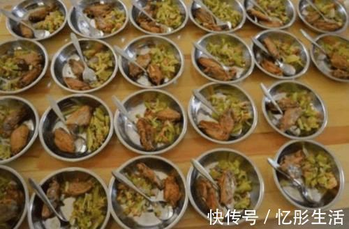 幼儿园|“幼儿园的饭真香”,妈妈看到女儿发来的照片后,开始怀疑人生