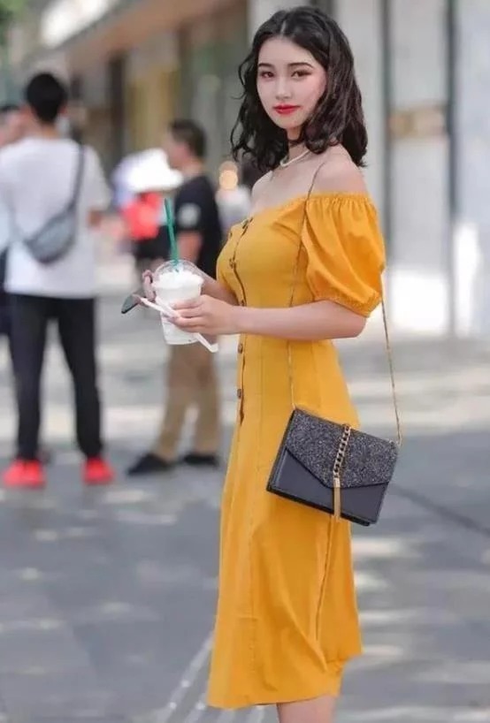 吊带|街拍:面赛芙蓉的小姐姐,一条红色的吊带连衣裙,时尚唯美好身材