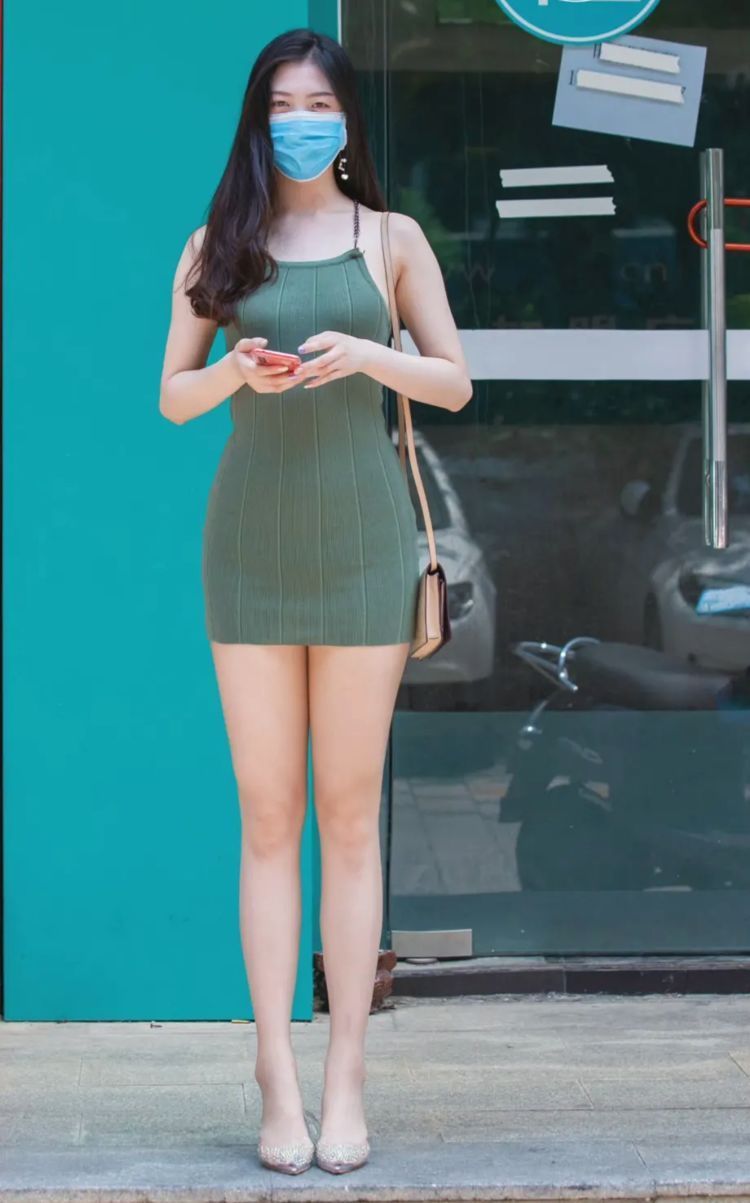 小姐姐 穿着露背短裙的女生展现出了好身材与露背裙，清新高雅