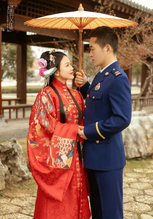 写真|当“军装蓝”遇上“汉服红”,好一个铁汉柔情,太让人羡慕了