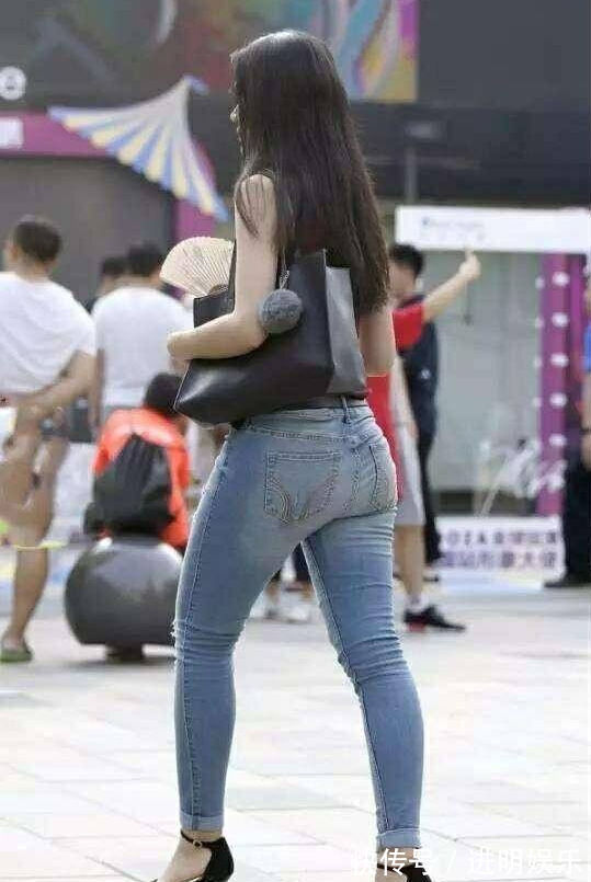 小姐姐|时尚街拍身形优美的紧身牛仔裤小姐姐,漂亮的身姿被展现的婀娜