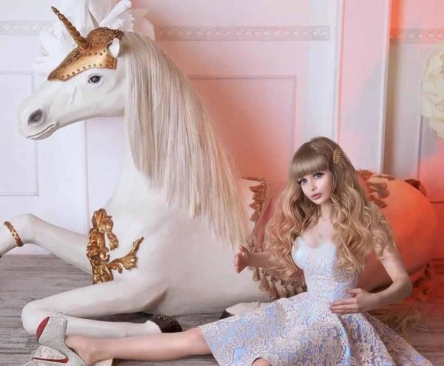 爸爸妈妈|俄罗斯“芭比娃娃”,被父母操控人生33年,连买衣服权利都没有