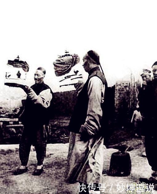 鸦片|老照片中的清末社会：富家子弟提笼架鸟抽鸦片，尽显亡国气象