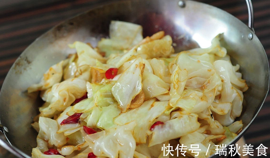 炒包菜|炒包菜时，先焯水还是先过油大厨教你正确做法，包菜又脆又香