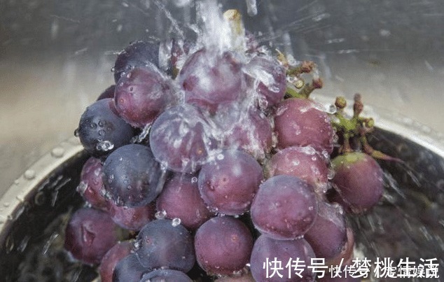 葡萄皮|洗葡萄,只会用盐水就错了!多加2样,虫子乖乖逃走,又快又干净