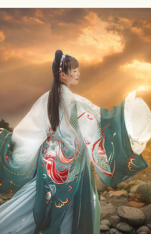  汉服|有一种汉服叫“肩扛大蟒”，看清衣服上花纹后，汉服党都愣了