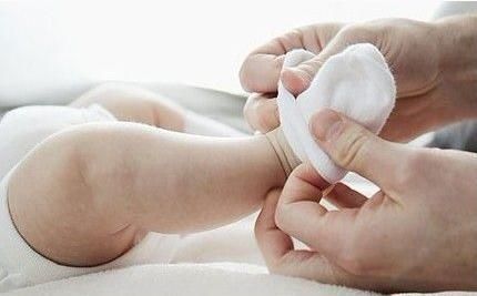 爬行垫|宝宝总是喜欢扯袜子，那是你不知道娃的小心思，家长可别急着阻止