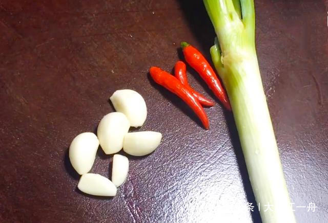 炒豆角|炒豆角时，先放油就错了！大厨教你这样做，豆角翠绿鲜香更入味